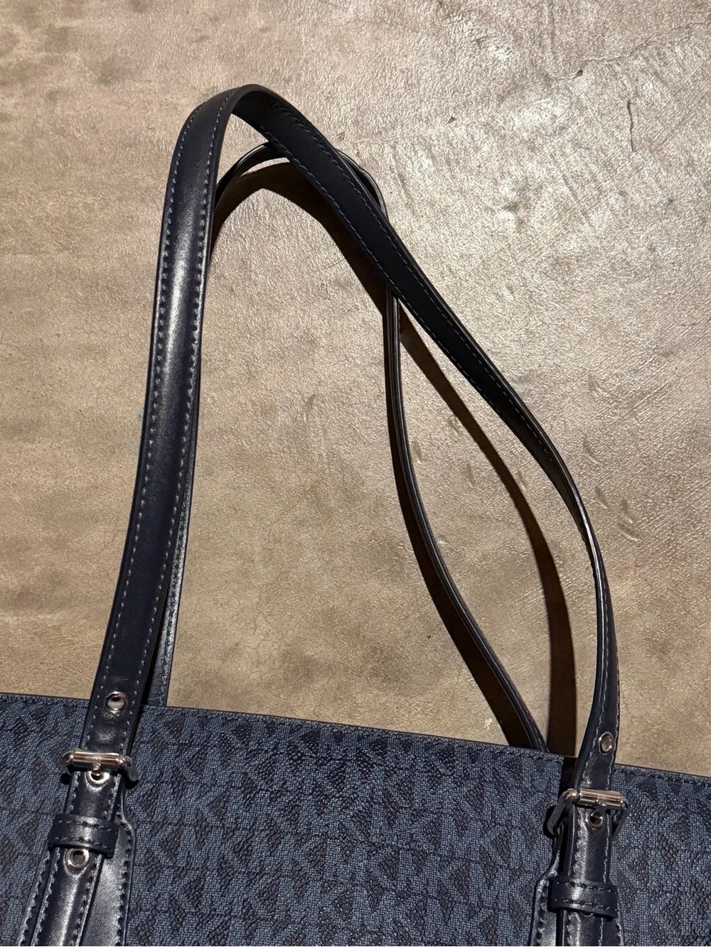 Michael Kors signature mk
